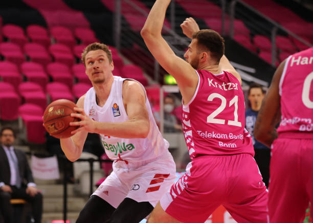 而新疆队则 而新疆队则